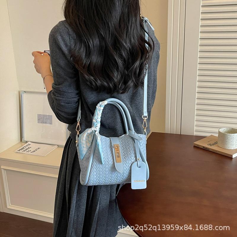 Niche lock woven pattern portable bucket bag new fashion versatile large capacity shoulder messenger bag women