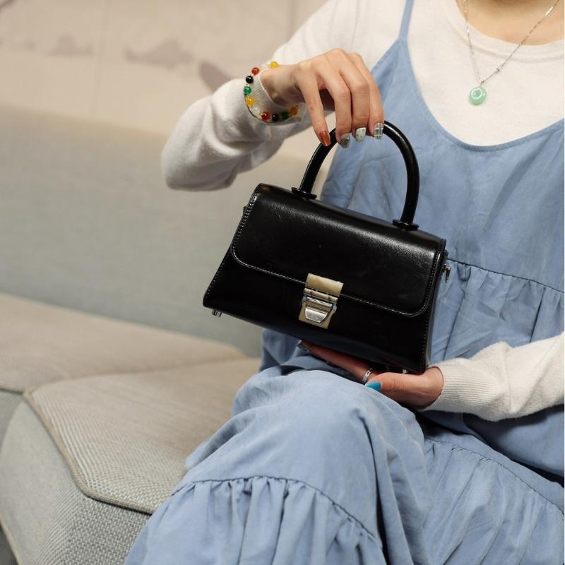 2026 New Fashiable and Versatile Commuting Small Square Bag, Simple Texture Women's Handbag, Crossbody Bag, Mobile Phe Bag