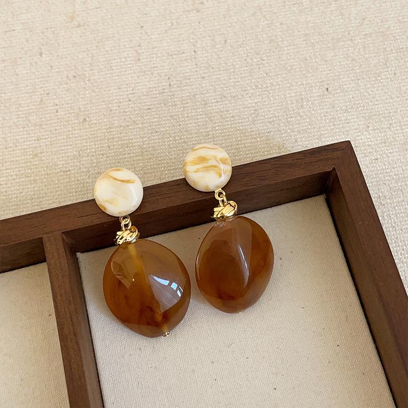Exquisite Maelard Brown Resin Stud Earrings for Women: High-End, Fashionable, and Versatile Autumn/Winter Ear Accessories