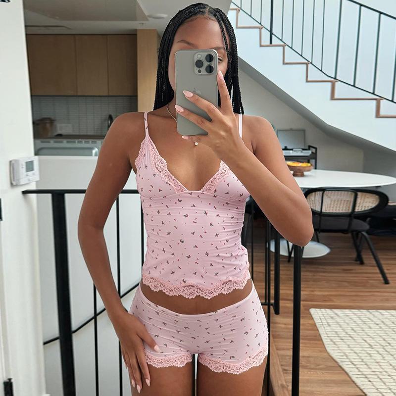 Koronkowe obszycie, mały nadruk w kwiaty, dekolt V, cienkie ramiączka, wysoka talia, obcisłe spodenki, casualowy komplet domowy, damski