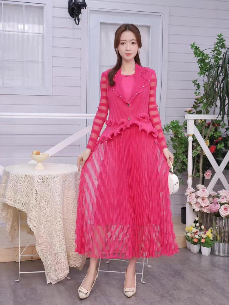 Robe Plissée à Volants Miyake avec Col Tailleur et Design Double-Boutonnage Cintrée à la Taille
