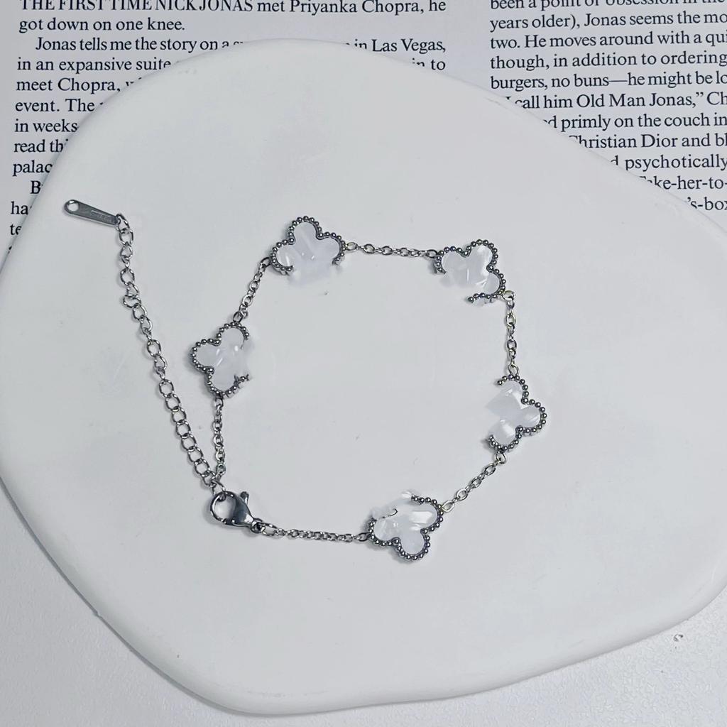 Bracciale da donna a fascia con conchiglia double-face e quadrifoglio, resistente ai colori, alla moda e di alta gamma