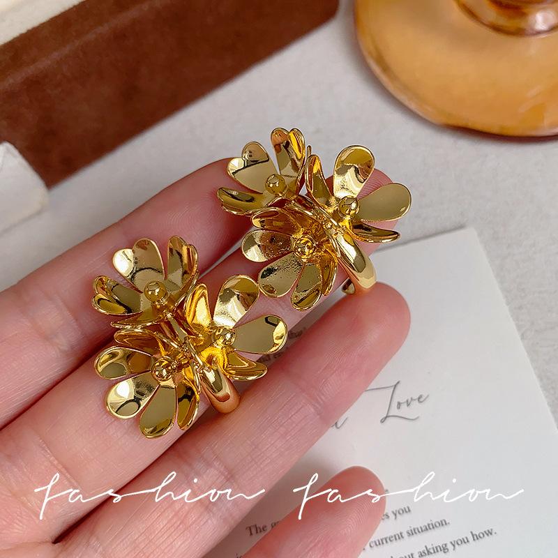 European and American light luxury high-end metal flower earrings, beautiful temperament exaggerated unique design retro high-end stud earrings