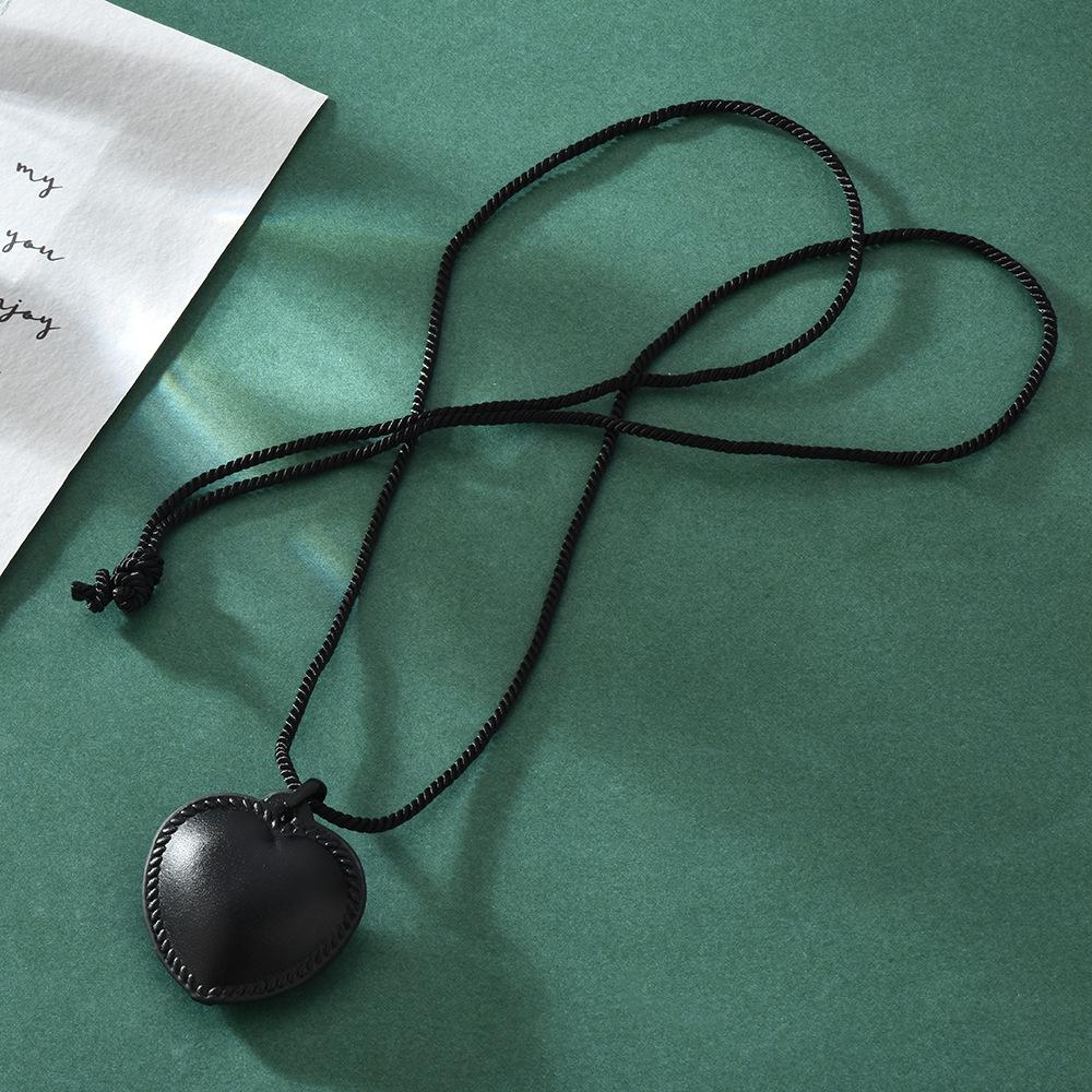 Autumn And Winter Fashion Temperament Leather Black Love Necklace Female Love Slowly Peach Heart Pendant Long Necklace Luxury