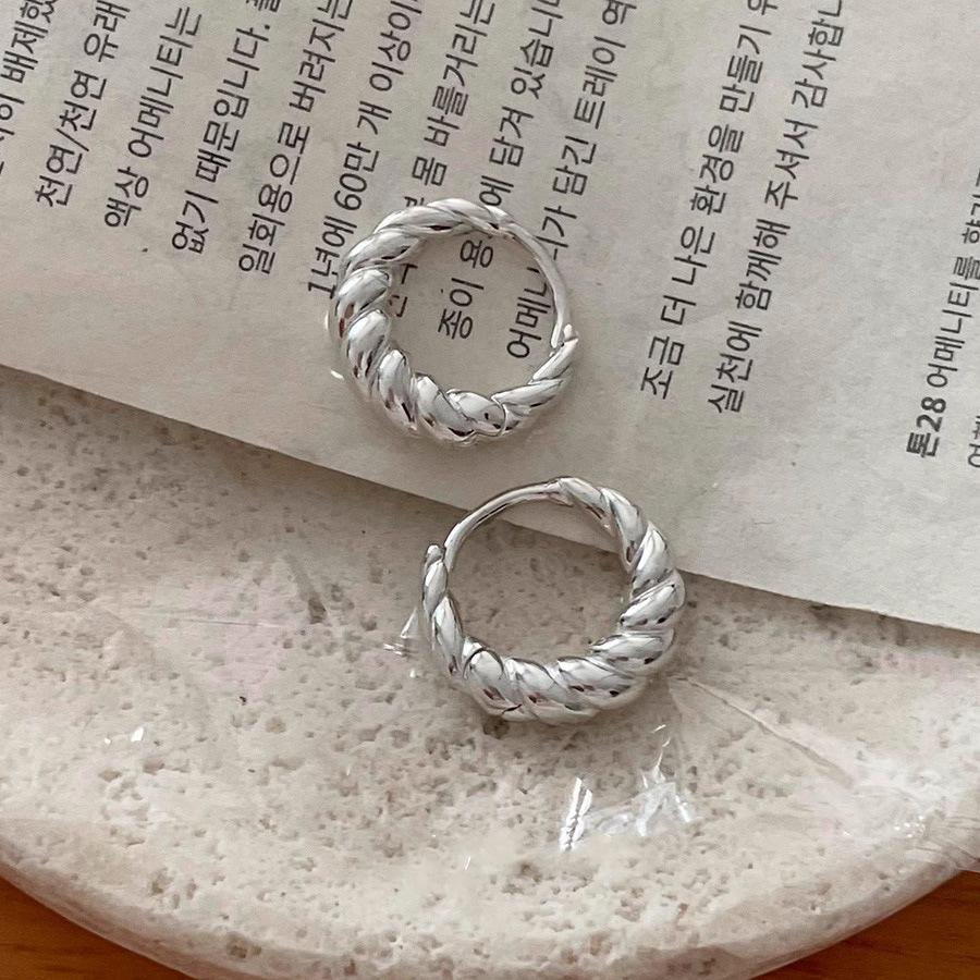 Ретро Однотонные Круглые Серьги Женская Мода Старший Стиль Нишевые Легкая Роскошь Минималистичные Универсальные Серьги