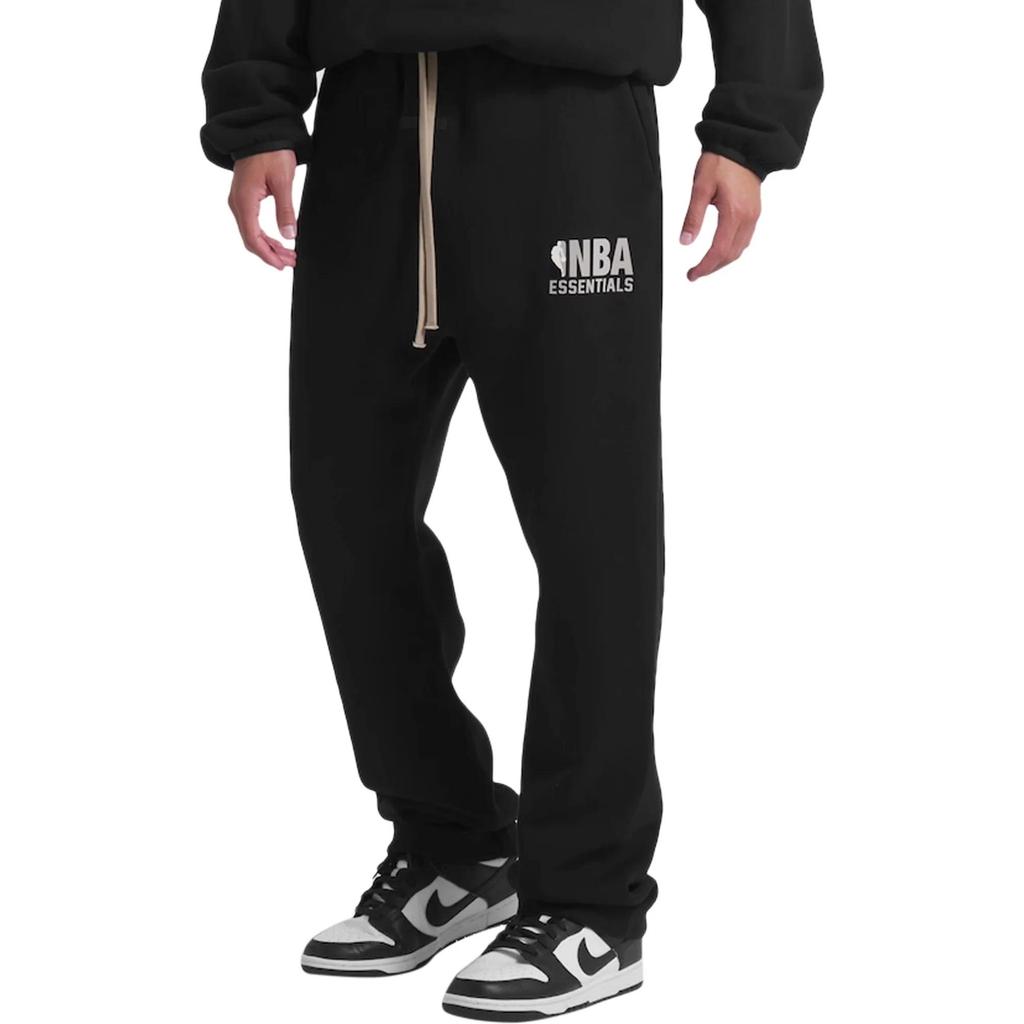 Fear of God Essentials x NBA Relaxte Sweatpants Schwarz Herren Unterteile 130AL246001F