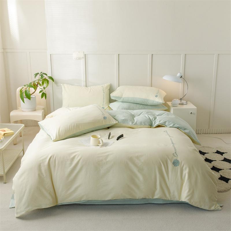 Kleines, frisches vierteiliges Set aus reiner Baumwolle, bedrucktes Set aus reinem Baumwolltwill, Einzel- und Doppelbettbezug, Bettlaken, Kissen, dreiteiliges Set