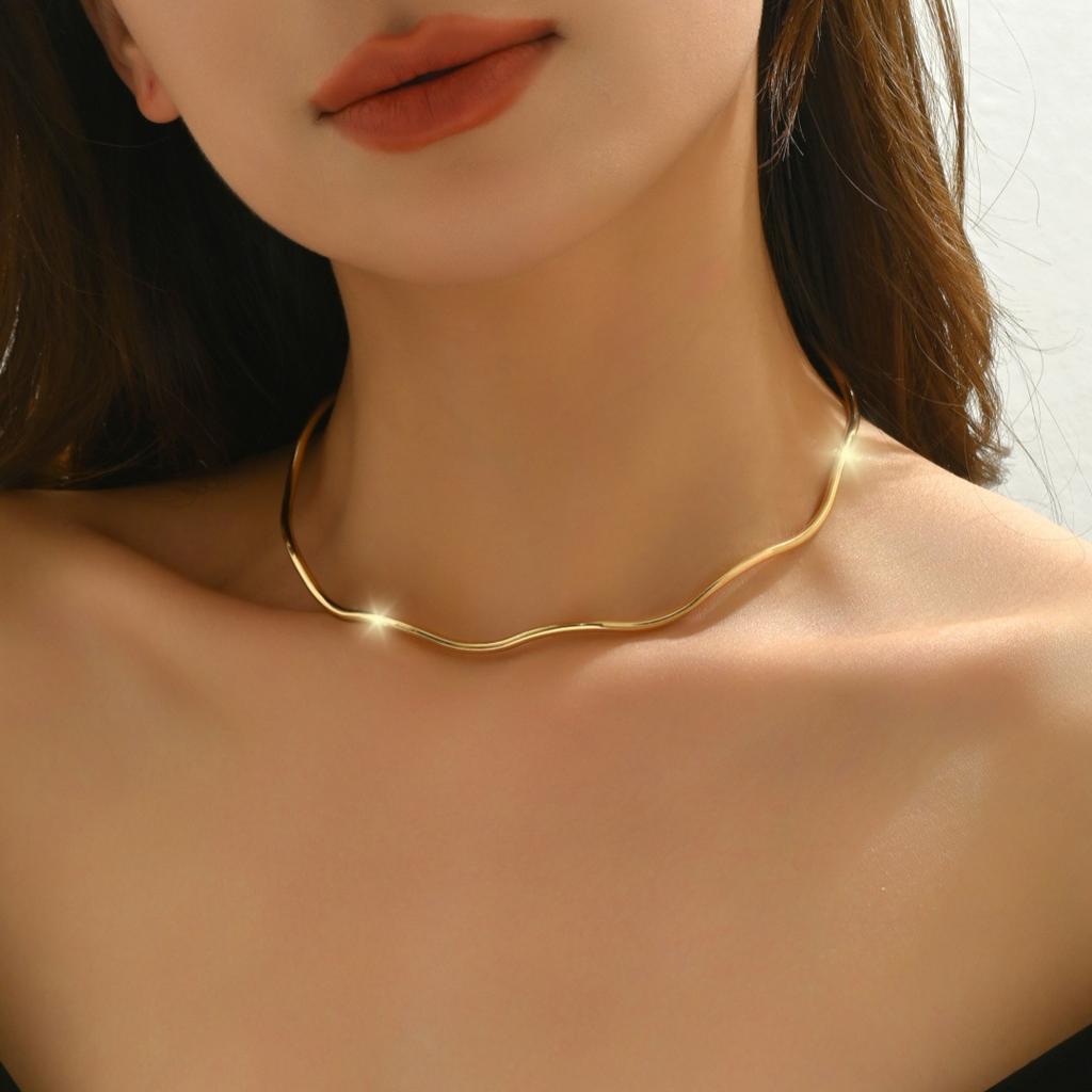 European and American Fashion Exquisite High Sense Wavy Open Collar Simple Temperament Versatile Irregular Neck Necklace Women