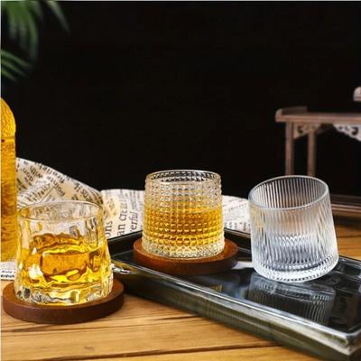 160ml Kreativní INS Rotující Sklenice na Whisky Tumbler Otočná Sklenice Old Fashioned Barové sklo Víno Old Fashioned s Dřevěnou Základnou Sklenice