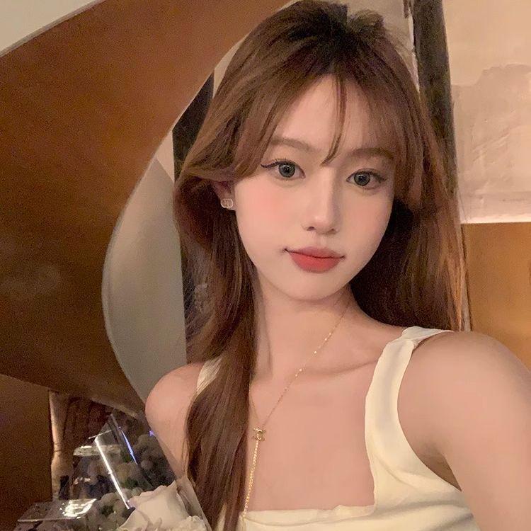 Exquisite Cubic Zirconia Arc De Triomphe Ear Clips: 2024 Hot-Selling Light Luxury Earrings for Women Without Ear Holes.