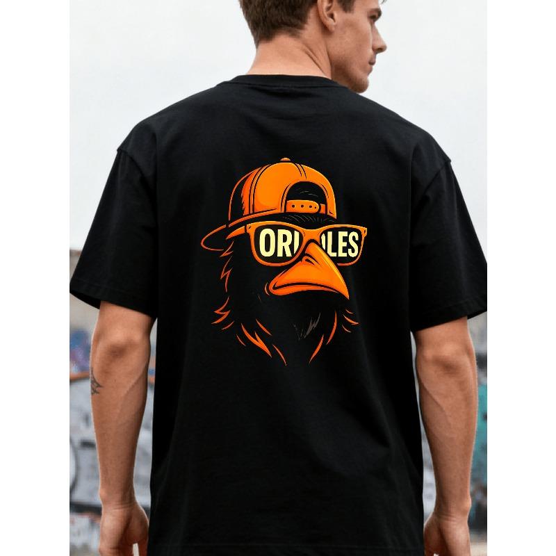 Taglie Europee T-Shirt Nera Audace con Grafica di un Merlo Colorato con Occhiali Arancioni e Cappellino Regalo Stiloso