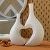 En uppsättning hjärtformade keramiska vaser enfärgade vattenodlingsvaser kreativa oregelbundna vaser