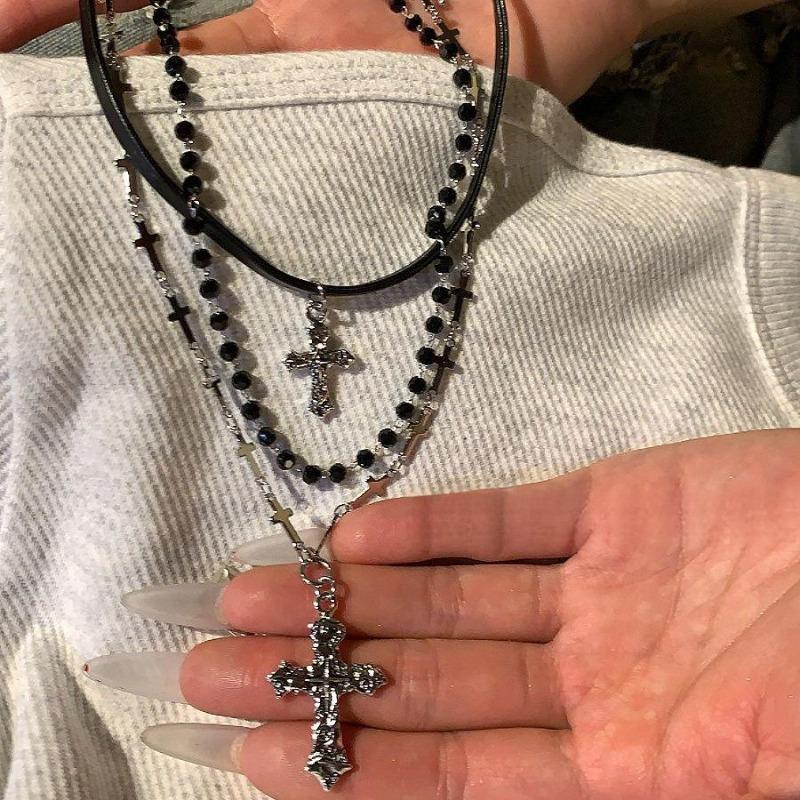 Leather crystal cross pendant, three-layer necklace, light luxury high-end clavicle chain, fashionable niche design neck chain.