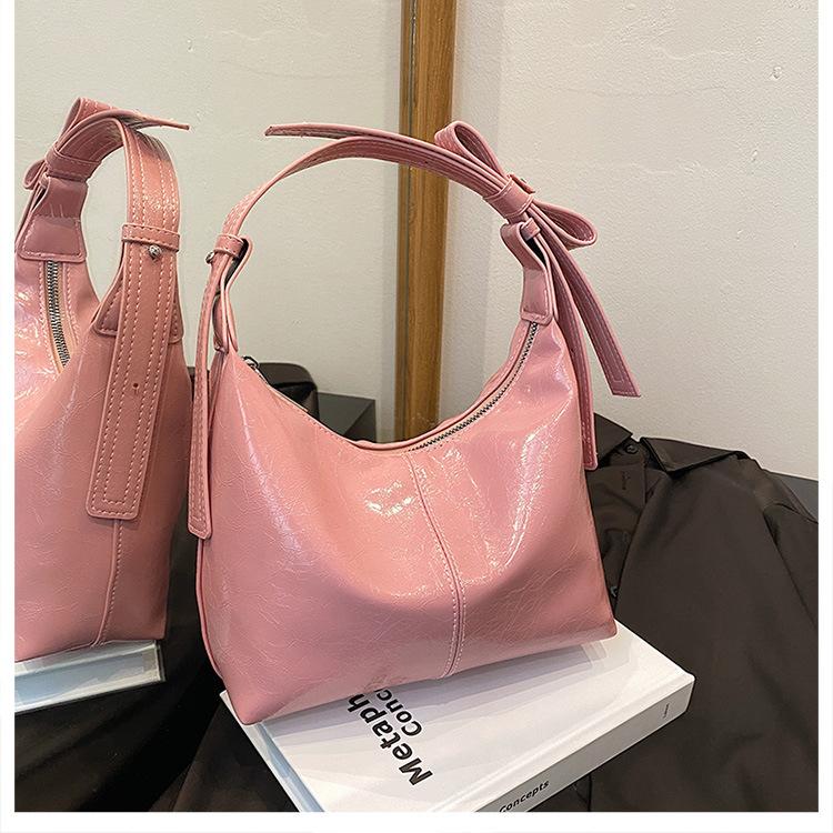 

2025 весна новая высокая текстура универсальный зарубежный стиль большая вместимость сумка-пельмень мода простой нишевый плечевой женский мешок тренд розовый