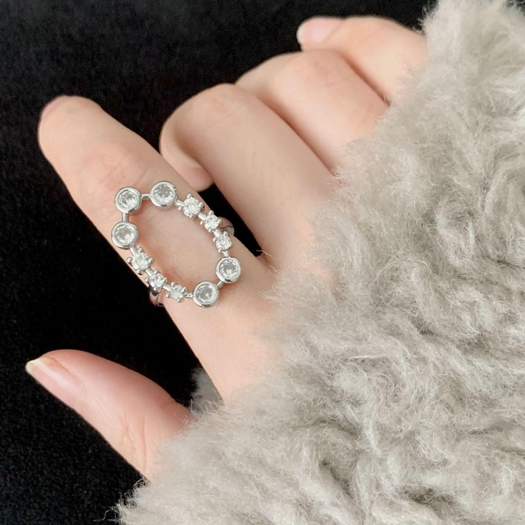 Exaggerated Geometric Oval Hollow Ring for Women - Stylish and Adjustable, Perfect for Index Finger