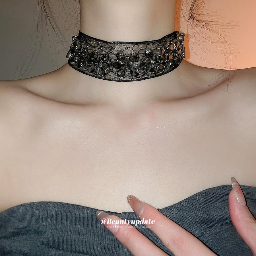 Retro Dark Aesthetic Rhinestone Flower Chiffon Necklace - Elegant Clavicle Chain for Women