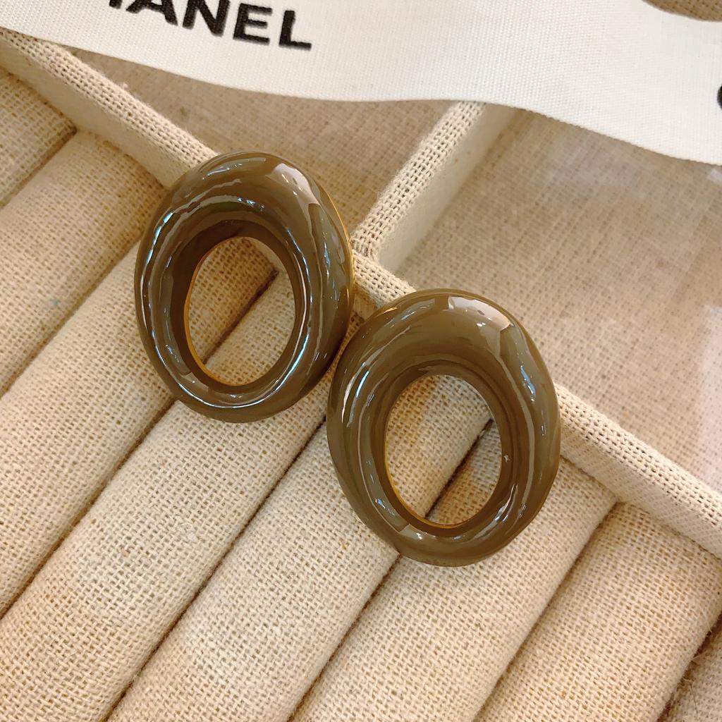 Japanischer Schlichter Design-Sinn Unregelmäßige Tropfenglasur Hohl Runde Ohrringe Design Personalisierte Ohrstecker Vielseitige Ohrringe