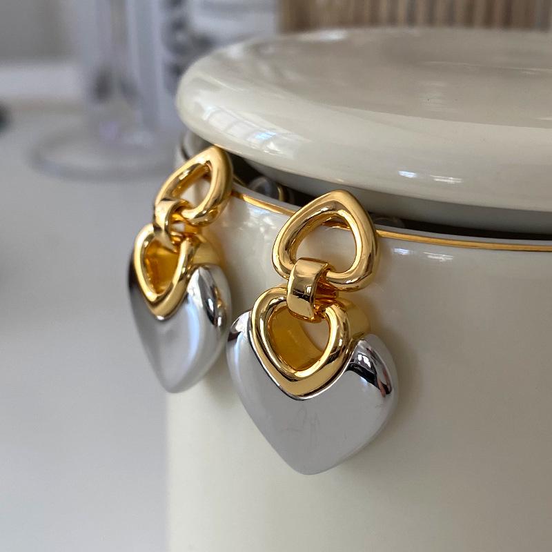 

Серьги Любви B: Роскошные нишевые серьги-иглы из серебра, выполненные в новых осенне-зимних европейских и американских стилях с легким люксовым ароматом.