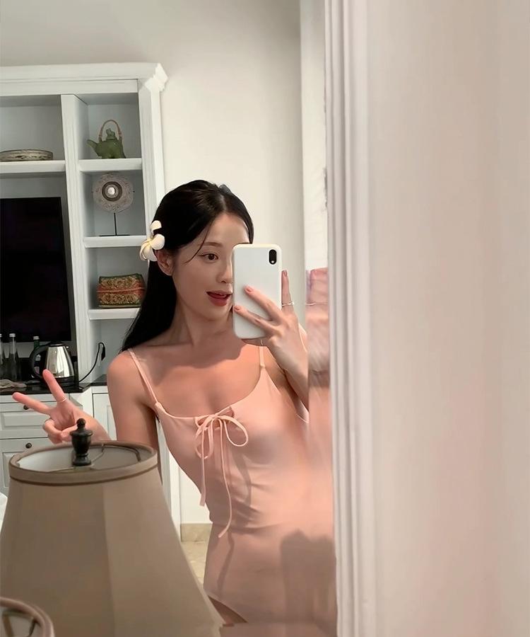 Korean version of pink suspender one-piece swimsuit beautiful girl small chest simple retro hot spring swimsuit vacation pure desire wind one-piece