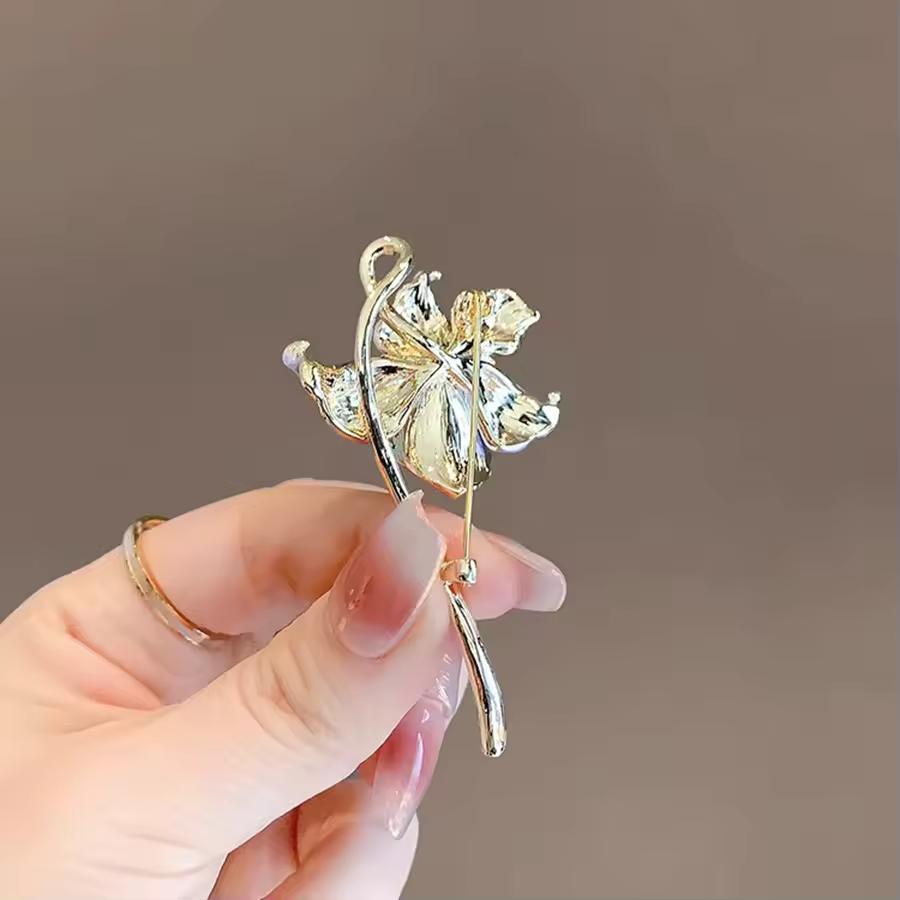 Women's Elegant Enamel Water Lily Flower Brooch Floral Lovers Chest Flower Coat Pin Fashion Dressing Jewelry Gift