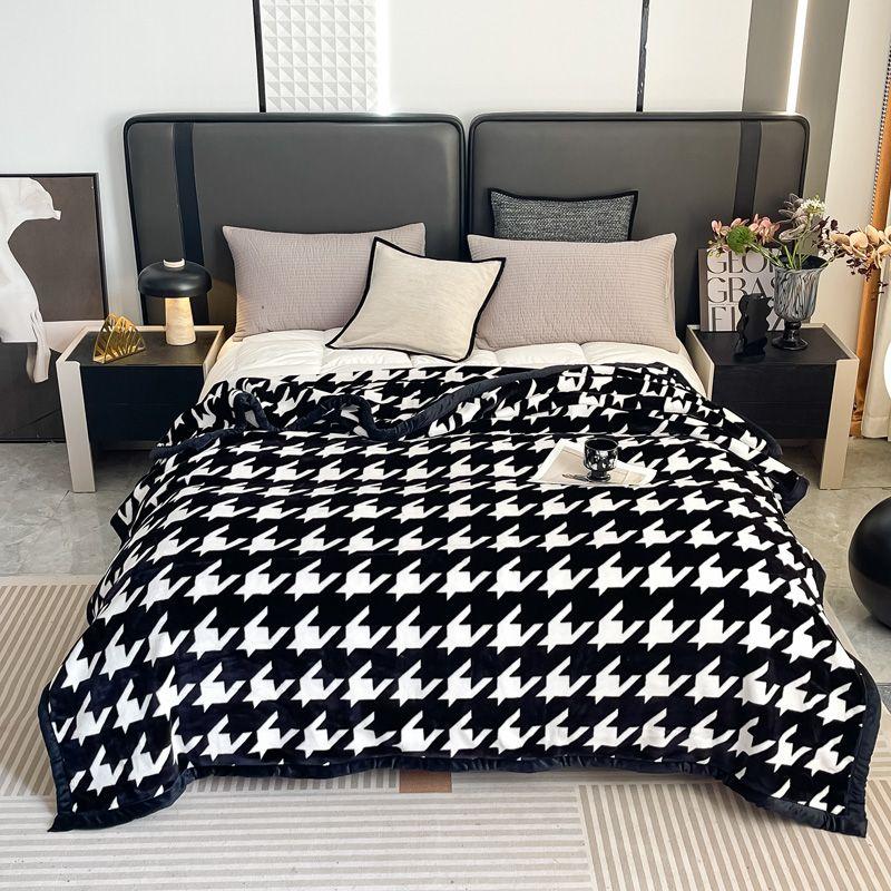 Double Layered Printed Thickened Raschel Soft Blanket Heat Retention Warm Quilt No Shedding Colorfast Anti-static Travel Throw