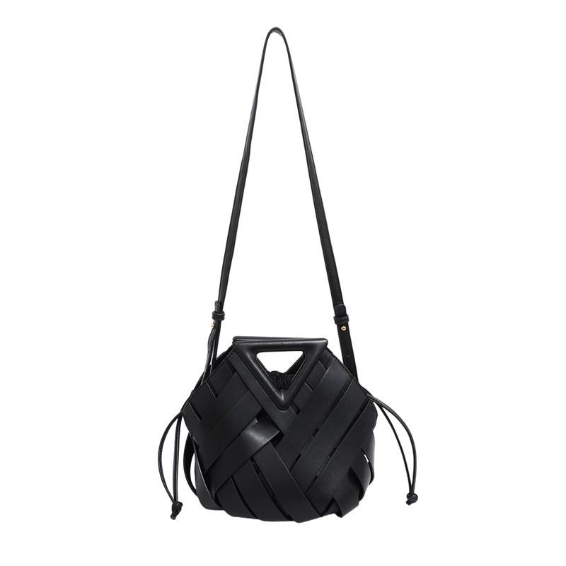 Сумка через плечо Осень и Зима Новая Плетеная сумка Модная Ручная плетеная сумка-корзина Женская Корейская версия Нишевая женская сумка чёрный
