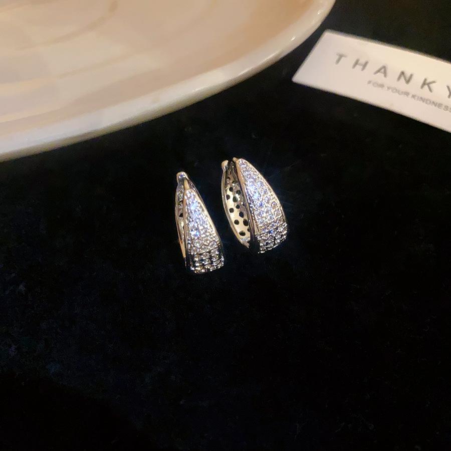 

Japan and South Korea zircon geometric Doudou ear buckle light luxury high-end earrings fashion commuter versatile earrings design sense niche