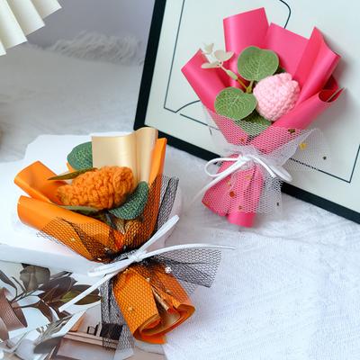 Geschenke, künstliche gestrickte Blumen, Mini-Häkelstrauß, gestrickter kleiner Blumenstrauß, handgefertigtes Kunsthandwerk