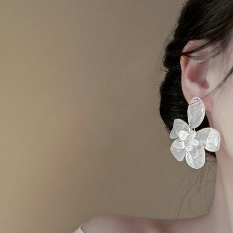 Boucles d'oreilles puces élégantes en argent avec fleurs de perles et pampilles - Mode française haut de gamme polyvalente