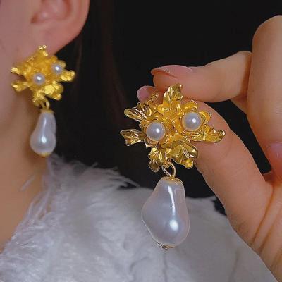 Vintage-Ohrringe mit Rosenblatt-Metall und kubanischen Gliederperlen für Damen