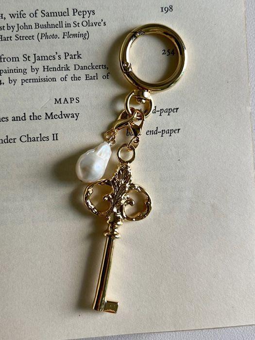 

of Lavishe Sveta Vintage Baroque Pearl Key Ring gold