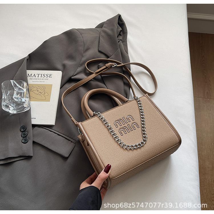 

Korean version ins letter large capacity tote bag 2025 new casual shoulder shopping bag fashionable class commuter bag коричневый