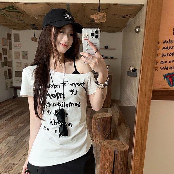 Women's Slim-Fit Spicy Girl One-Shoulder Letter Print Top, Short Sleeve, Fake Two-Piece, Perfect for Summer Commutes.
