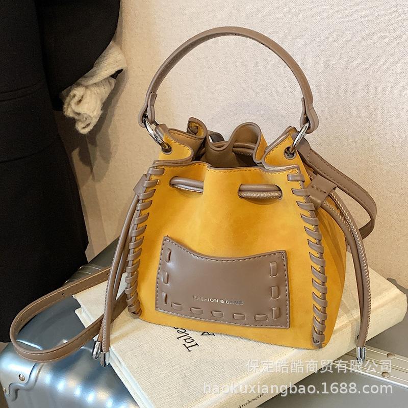 High-end Niche Bag Women's Autumn and Winter 2025 New Retro Fashion Messenger Bag Woven Portable Mini Bucket Bag