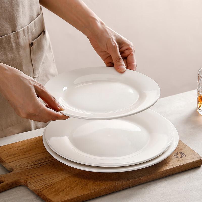 Круглая обеденная тарелка из чисто белой керамики