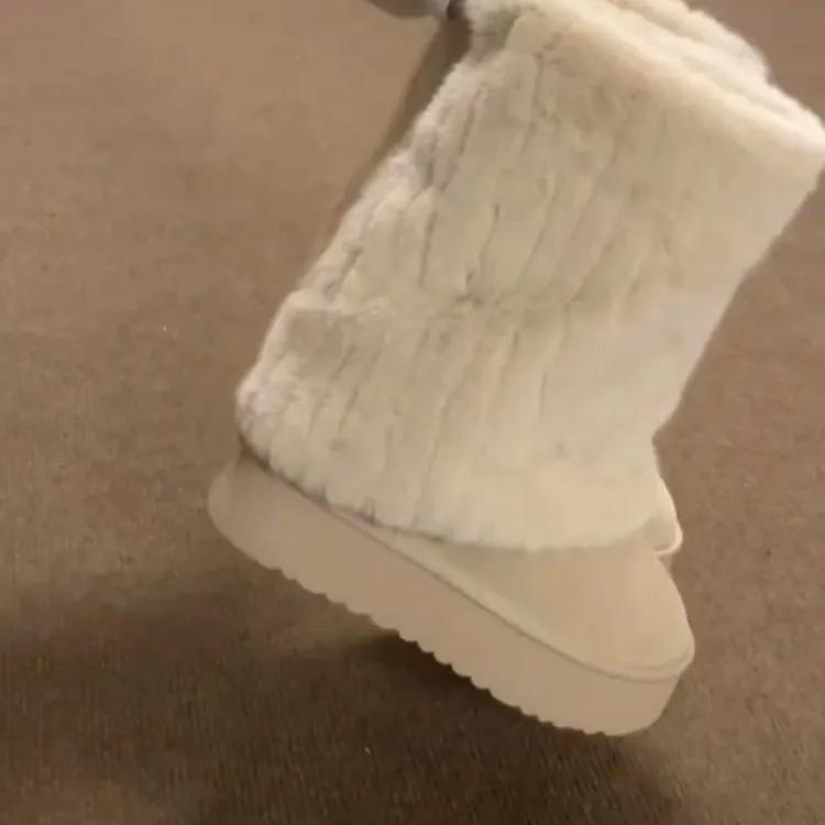 

Модные зимние мощные сноубутсы для женщин, трендовые плюшевые теплые женские хлопковые ботинки, высококачественный флоковый мех, средней длины, на платформе, женские ботинки 35 бежевый