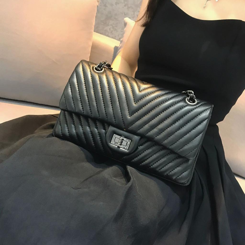 This Small Square Leather Bag Is A Versatile V-shaped Diamond-shaped Chain Bag with A Large Capacity. It Is A Single-shoulder Crossbody Women's Bag