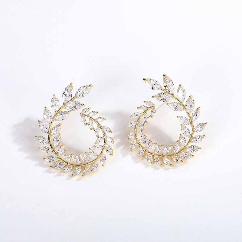 

New Popular Earrings with A Trendy and High-end Feel. Leaf Earrings Are Hypoallergenic and Versatile in Temperament золотой