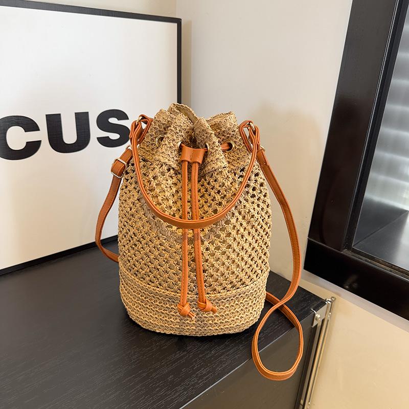 

Сумка большой вместимости женская 2025 новая плетеная соломенная сумка-мессенджер нишевая полая портативная пляжная сумка для отпуска на море темно-коричневого