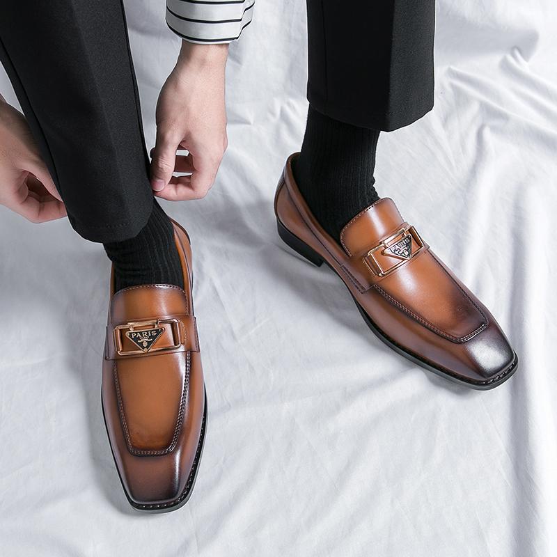 Fashion British Black Brown Slip On Loafers New Men Pointed Patent Leather Shoes Male Designer Formal Wedding Dress Homecoming Footwear