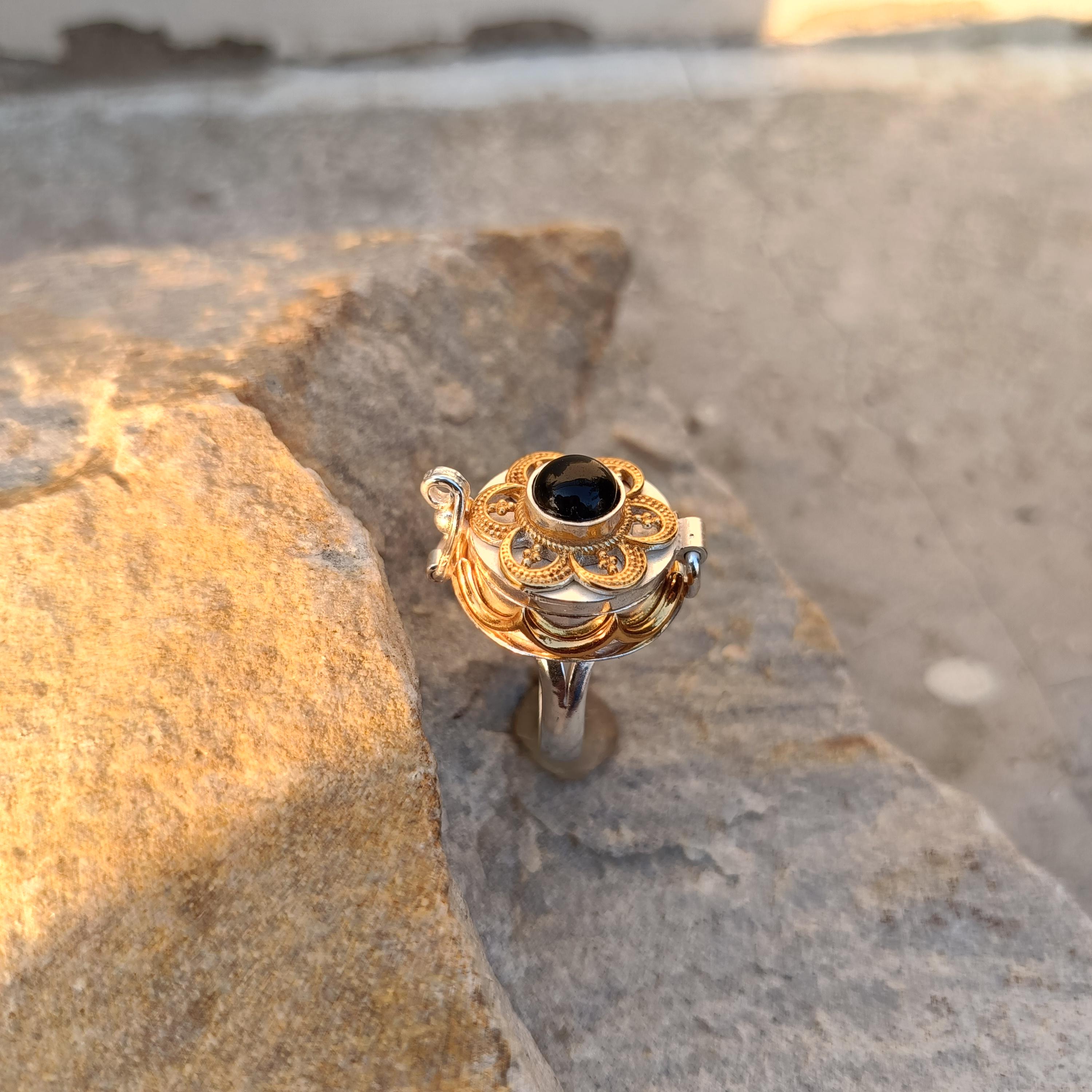 

Black Onex Gemstone Poison Ring, Handmade two tone Poison Ring , Compartment Pill Box Poison Ring, Secret Box Ring, Vintage Poison Ring, 6 чорний