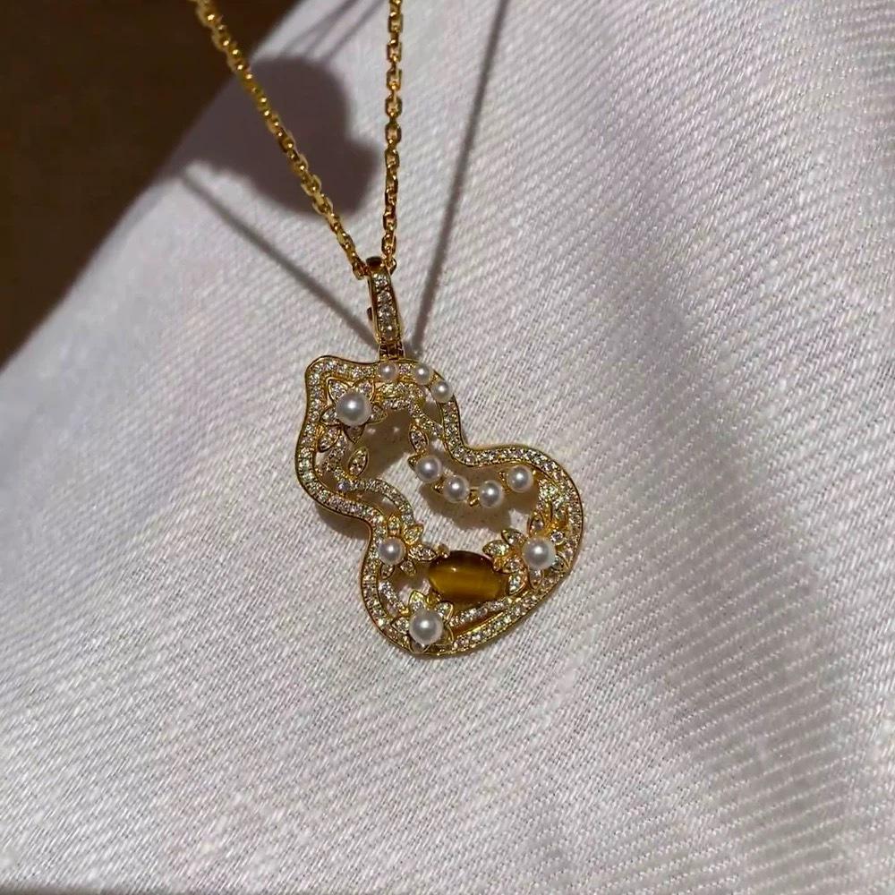 Набор украшений  Тыква  с ажуром и тигровым глазом: Изысканное колье и универсальные серьги-крючки для женщин.