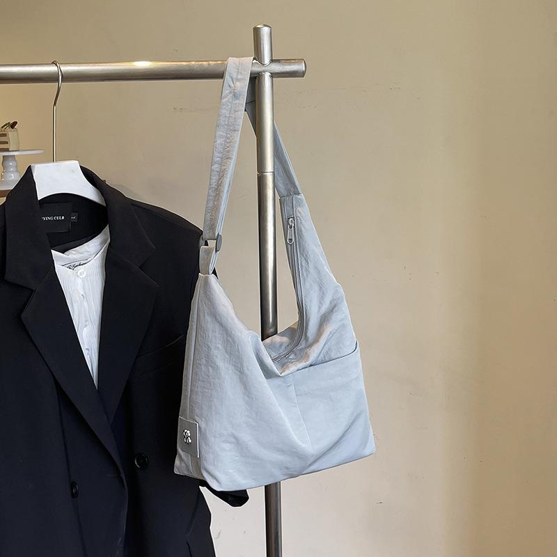 

Nylon cloth bag women s large-capacity new summer leisure niche shoulder messenger bag commuter dumpling bag серый