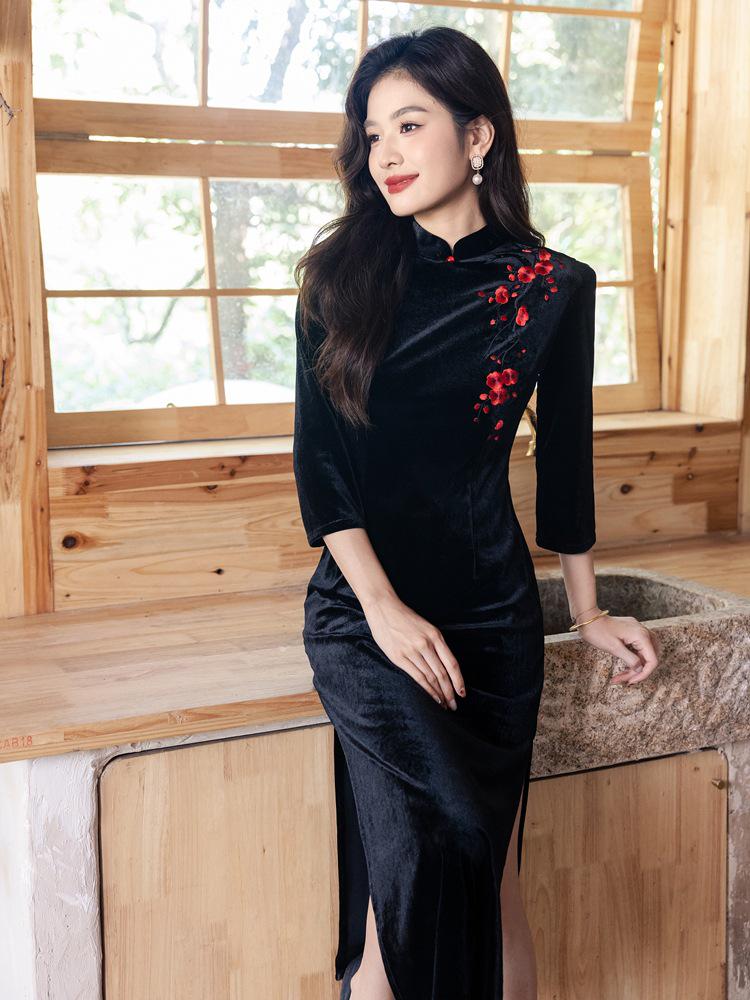 Bei Zhi Yun High-End Black Velvet Embroidered Long Sleeve Cheongsam – Winter 2025