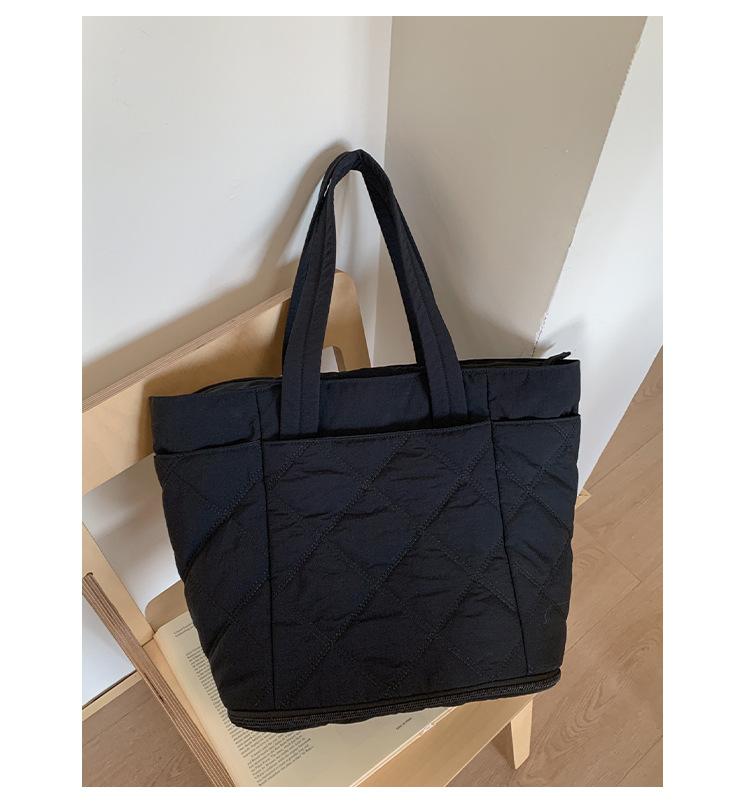 

Casual rhombus canvas bag women s 2025 new Korean version niche cotton clothes tote bag large capacity shoulder armpit bag чёрный