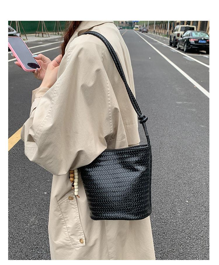 

Корейская ретро плетеная маленькая сумка женская 2025 новая легкая роскошная нишевая высококлассная сумка-мессенджер на одно плечо сумка-ведро чёрный