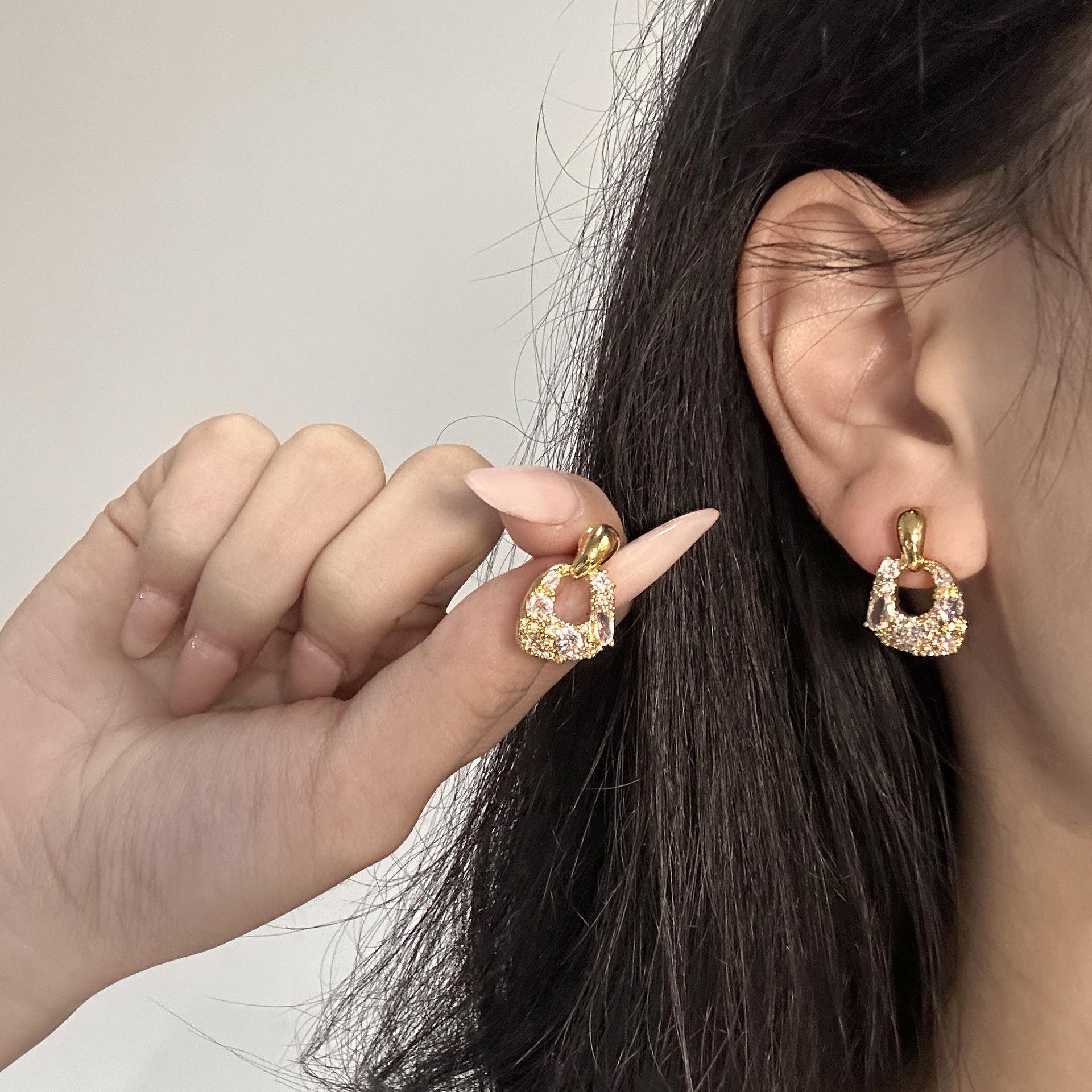 French light luxury geometric full diamond stud earrings, earrings, fashion sense earrings, exquisite small fragrant ear jewelry.