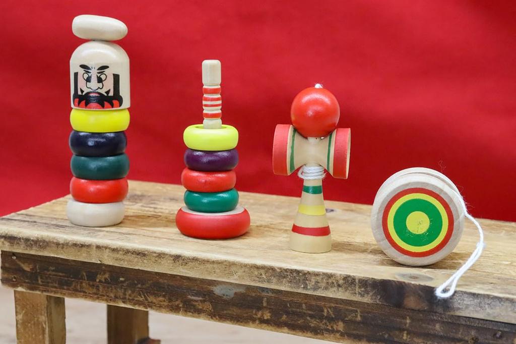 Miniaturní japonská tradiční dřevěná hračka Sada 4 kusů Darumy a (1 Wanage, Kendama, Otoshi, Yo-yo)