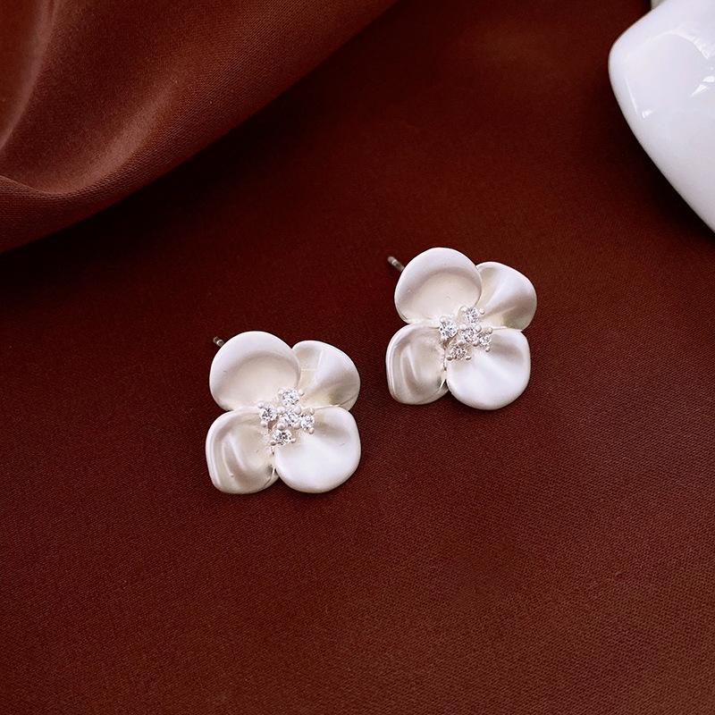 

Metal Zirconia Buds Flowers Geometric Stud Earrings Women s New Simple Elegant Design Zircon Wedding Accessories медный
