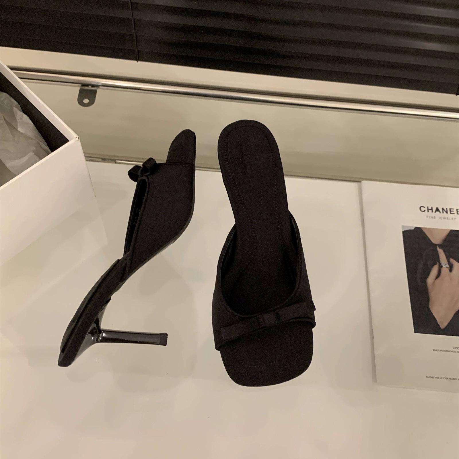 

Летом 2025 года в моде новая фея с квадратной головой, бантом, туфлями на высоком каблуке, тонкими каблуками и босоножками — женственность. 35